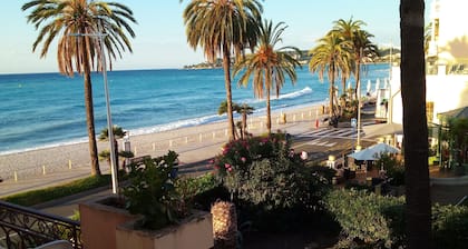 La Terrasse du Soleil:Fantastic 3-bd apt with sundeck facing the beach!