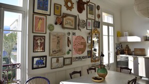 A dining area with a table, chairs, and a view of the outside. - La Terrasse du Soleil:Fantastic 3-bd apt with sundeck facing the beach! (Menton)
