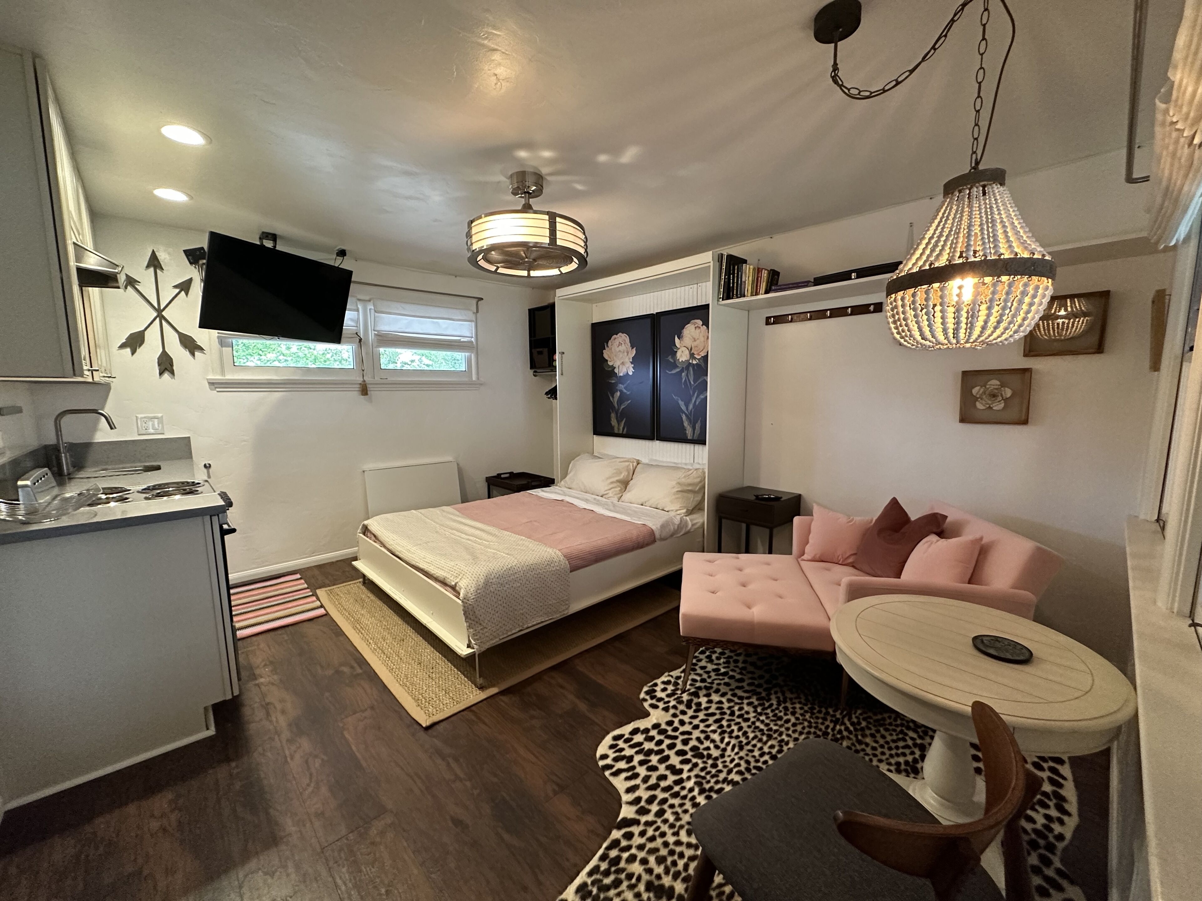 Bureau, fer et planche à repasser, Wi-Fi gratuit, draps fournis