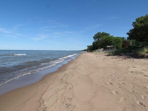 On the beach - Beachfront 5 BR/ 2 Miles from CP & Sports Force (Sandusky)