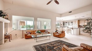 TV connectée, cheminée, lecteur de DVD, livres