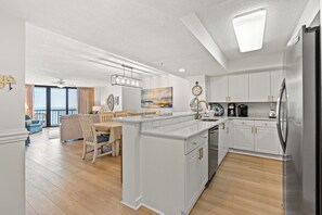 Kylskåp, mikrovågsugn, ugn och spishäll