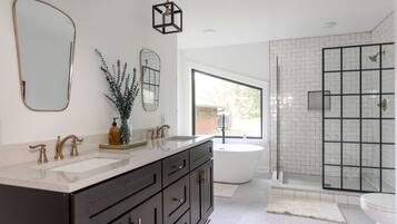 Baignoire, serviettes fournies, shampooing, papier de toilette