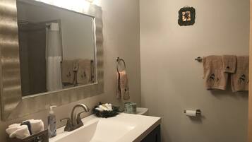 Duschwanne, Haartrockner, HandtĂŒcher, Seife