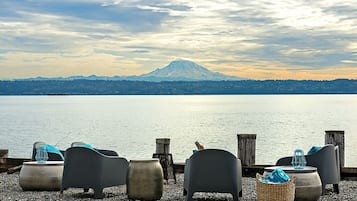 PĂ„ stranden, solstolar och strandhanddukar
