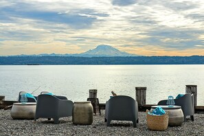 Plage, chaises longues, serviettes de plage
