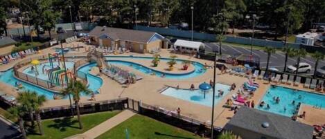 Alberca techada y alberca al aire libre