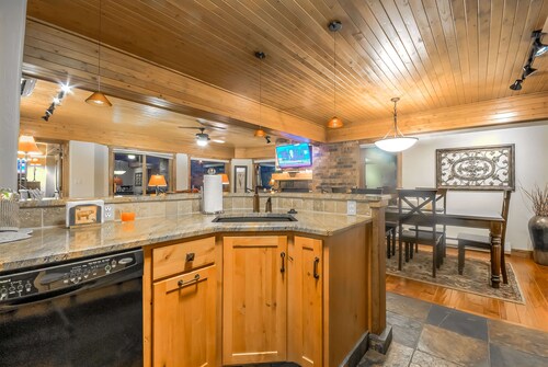 Premium Location near the base | A/C | 2 Decks | Steps to Gondola!