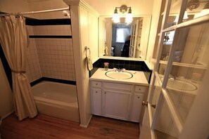 Towels - Short walk to the beach  (Laguna Beach)