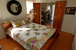 3 bedrooms, free WiFi, bed sheets - Short walk to the beach  (Laguna Beach)