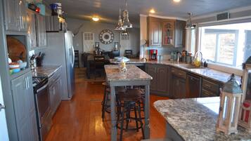 Refrigerador, microondas, horno y parrilla de estufa