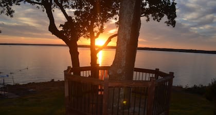 GRAND PANORAMIC RETREAT, 6 BR, 3 BA, 300 'Lakefront, Hot Tub, Dock & Launch! NOUVEAU