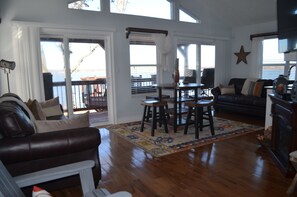 Fernseher, Kamin, DVD-Player, Videothek