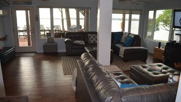Tv, pejs, dvd-afspiller, videobibliotek