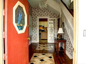 Interior - One Block to Beach, three blocks to Pleasure Pier (Galveston)