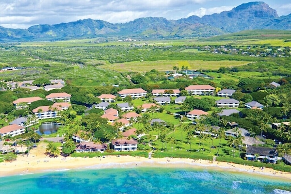 Beach nearby, sun loungers, beach towels