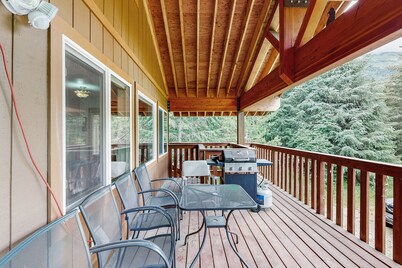 Dog-friendly chalet with quiet location & fireplace - close to the ocean