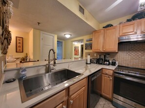 Frigorífic, microones, rentaplats i cafetera i tetera 