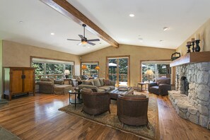 Smart TV, fireplace, DVD player, ping pong