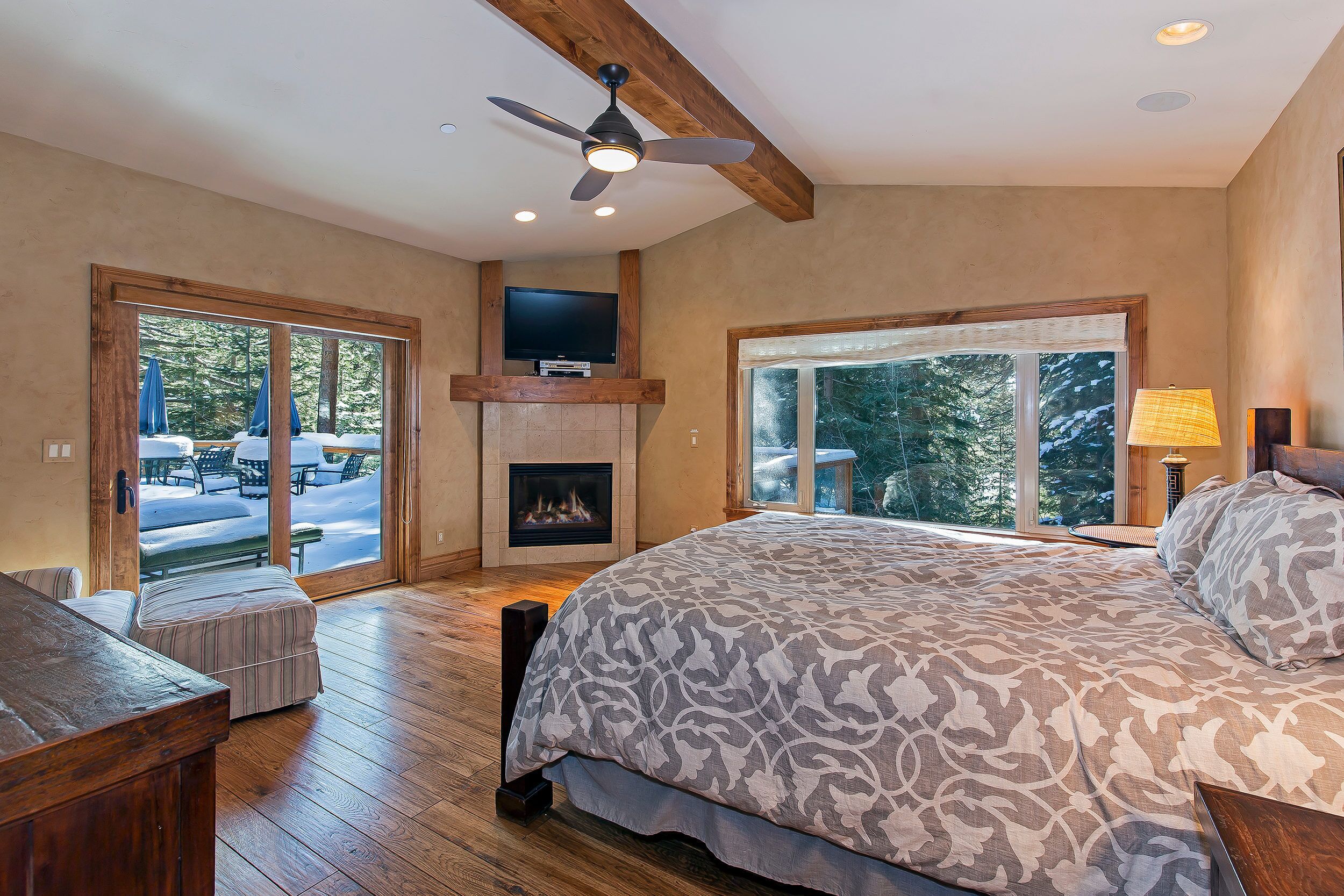 6 habitaciones, escritorio y tabla de planchar con plancha 