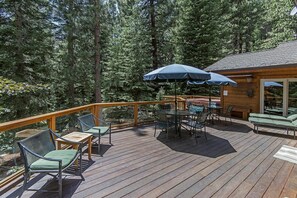Outdoor dining - 5400', Family Friendly Luxury Home w/6BD, 6.5BR, Hot Tub, Steam Room & Yoga Room (Incline Village)