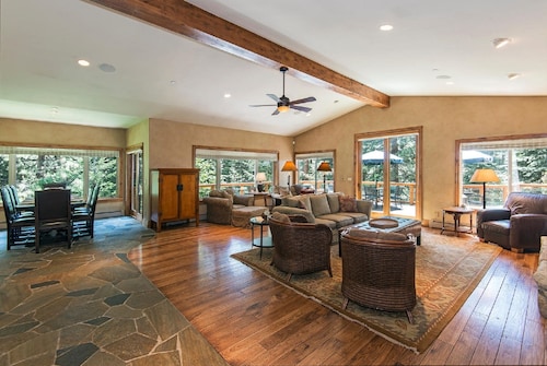 5400', Family Friendly Luxury Home w/6BD, 6.5BR, Hot Tub, Steam Room & Yoga Room
