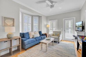 Älytelevisio, pöytätennispöytä, tulostin