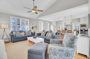 Älytelevisio, pöytätennispöytä, tulostin