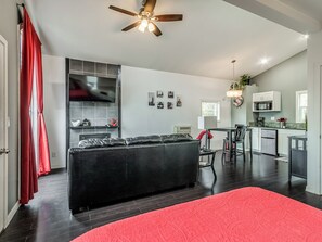 Téléviseur connecté, foyer, lecteur de DVD