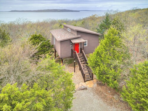 Romantic Lakeview Treehouse with Private Jacuzzi