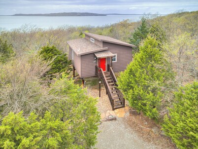 ESCAPE THE CITY! Cozy Lakeview Treehouse Retreat-Your Private Paradise