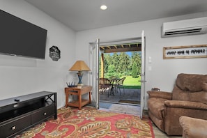 Smart TV, fireplace, computer monitors - Stylish Two-Story Getaway on Keizer's Quiet Outskirts (Keizer)