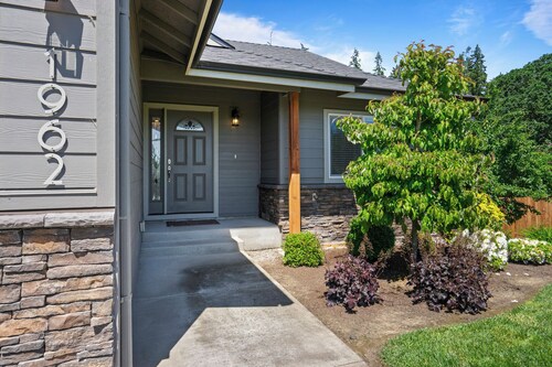 Stylish Two-Story Getaway on Keizer's Quiet Outskirts