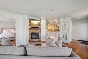 Smart-tv, eldstad och en stereo