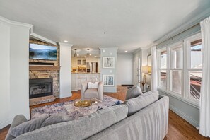 Smart TV, fireplace, stereo