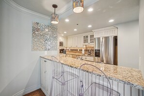 Kylskåp, mikrovågsugn, ugn och spishäll