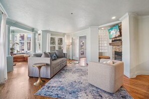 Smart TV, fireplace, stereo