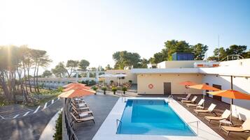 Außenpool, geöffnet von 09:00 Uhr bis 22:00 Uhr, Sonnenschirme