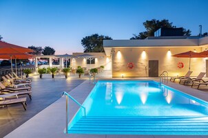 室外游泳池，09:00 至 22:00 开放，池畔遮阳伞，日光浴躺椅