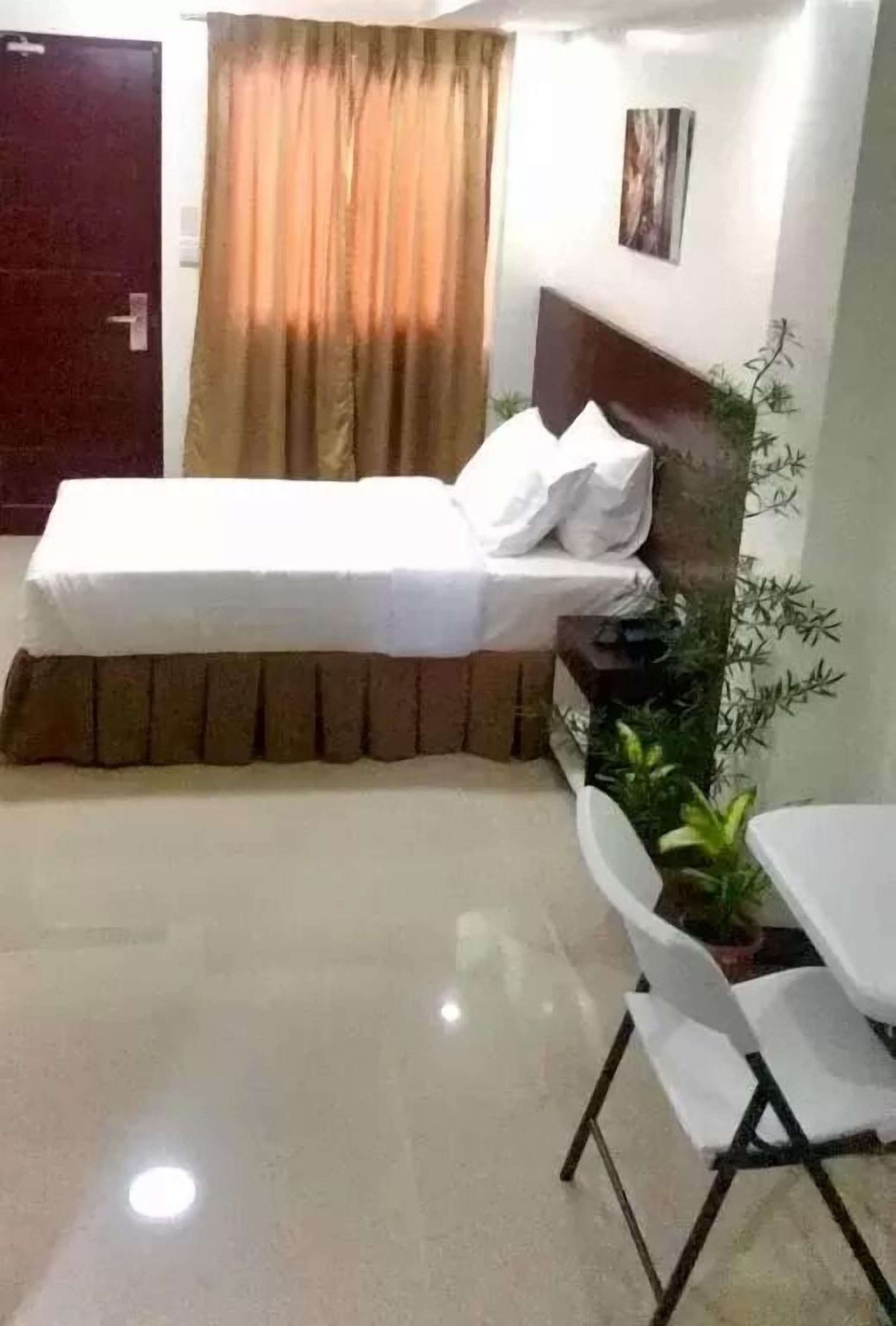 minibar, desk, soundproofing, iron/ironing board