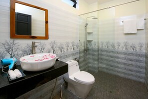Shower, free toiletries, hair dryer, slippers - Home Sweet Home Villa (Da Nang)