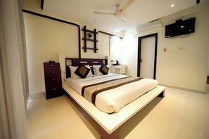 Suite Eksekutif, 1 Tempat Tidur King | Brankas, meja kerja, ruang kerja ramah laptop, dan setrika/meja setrika