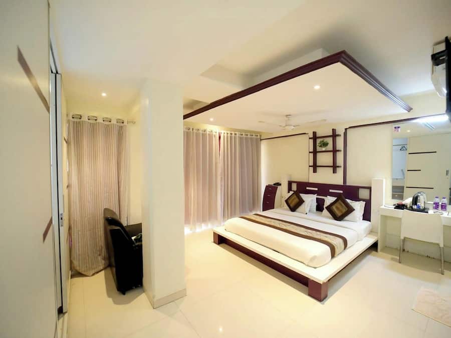 Executive Suite, 1 King Bed | In-room safe, desk, laptop workspace, iron/ironing board