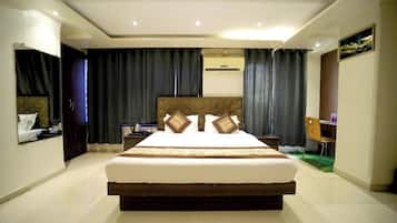 Superior Room, 1 Double Bed | 1 bedroom, in-room safe, desk, laptop workspace