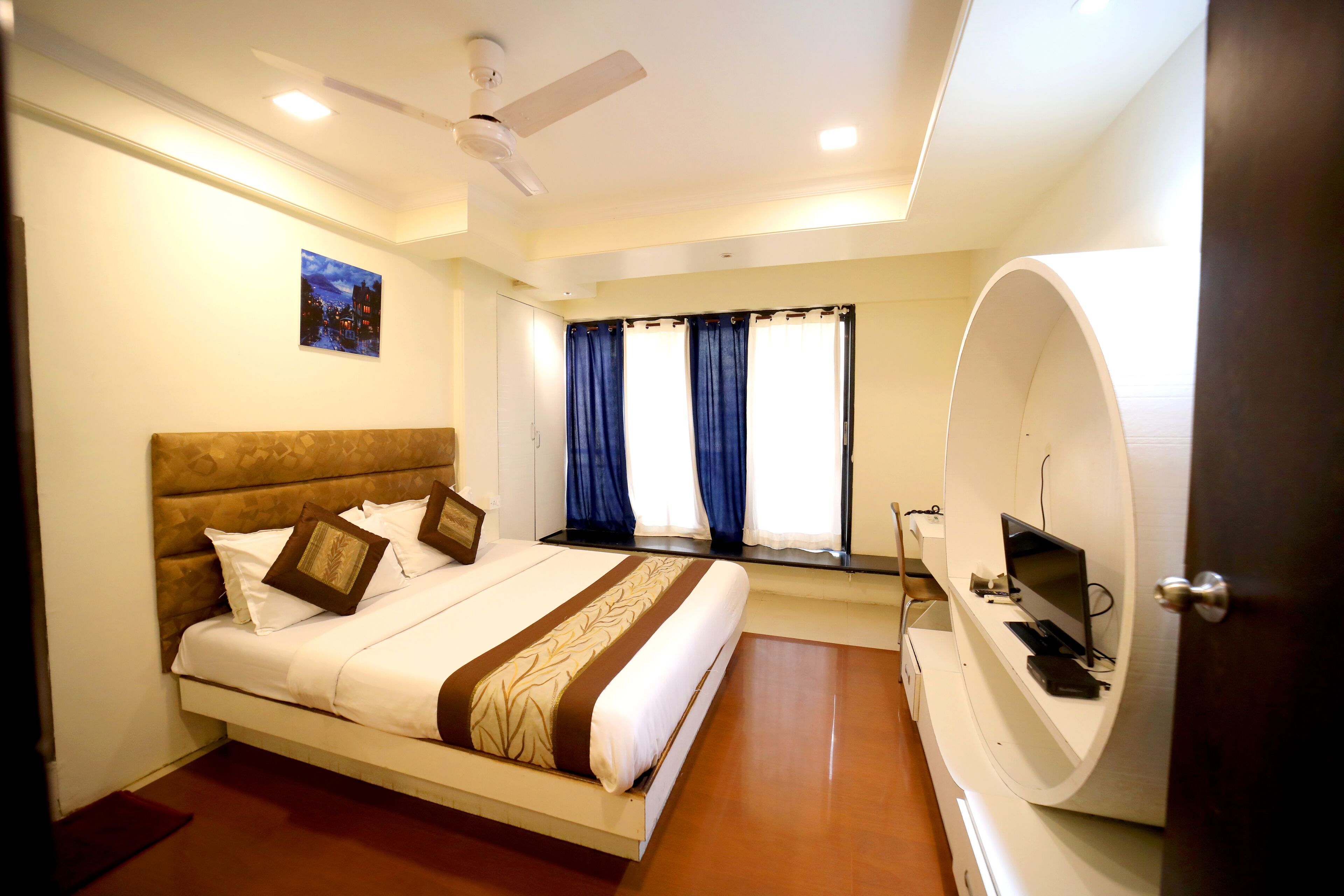 In-room safe, desk, laptop workspace, iron/ironing board