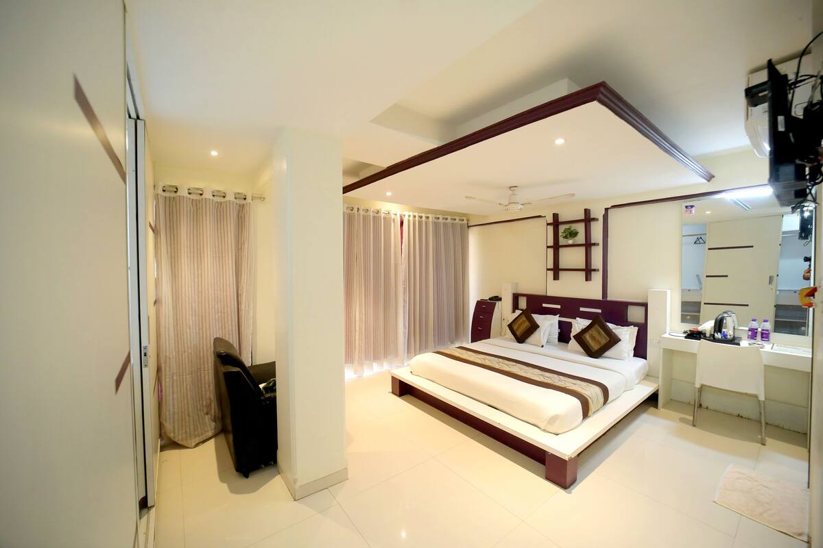 In-room safe, desk, laptop workspace, iron/ironing board (on request)