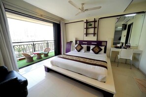 Suite Eksekutif, 1 Tempat Tidur King | Brankas, meja kerja, ruang kerja ramah laptop, dan setrika/meja setrika