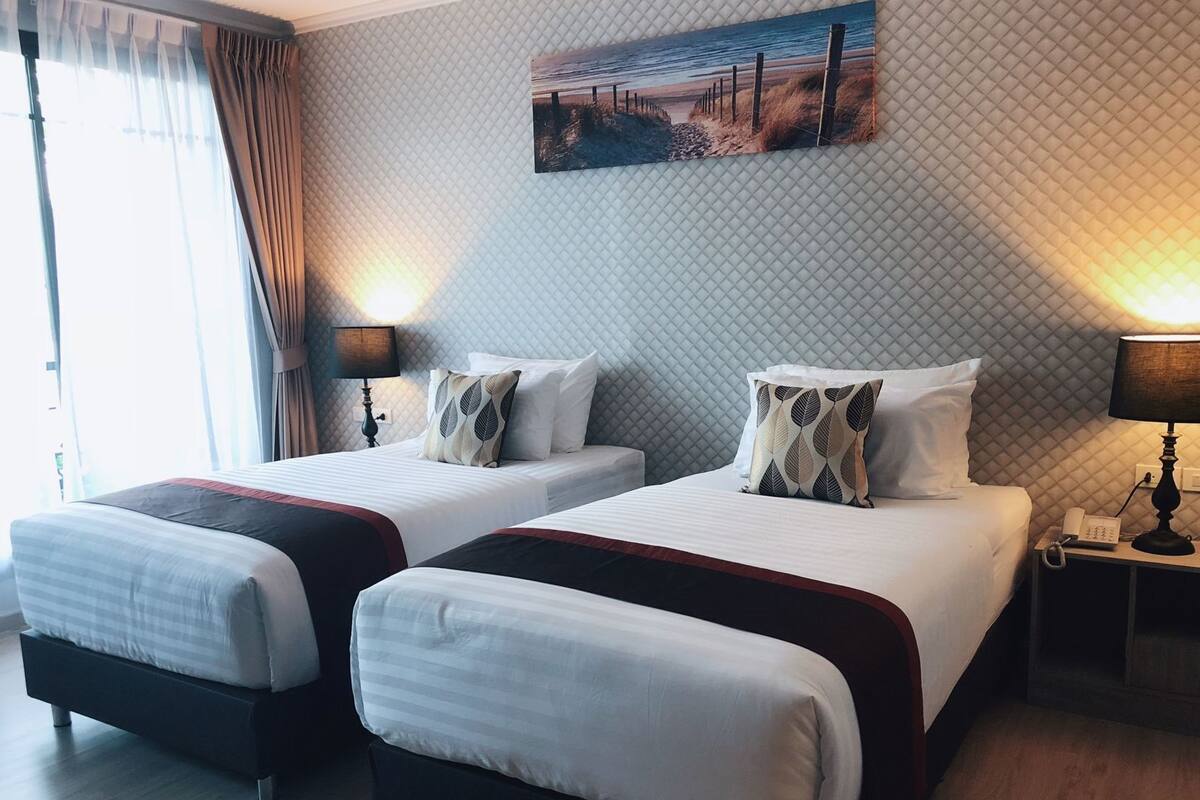 Ropa de cama de alta calidad y cortinas opacas