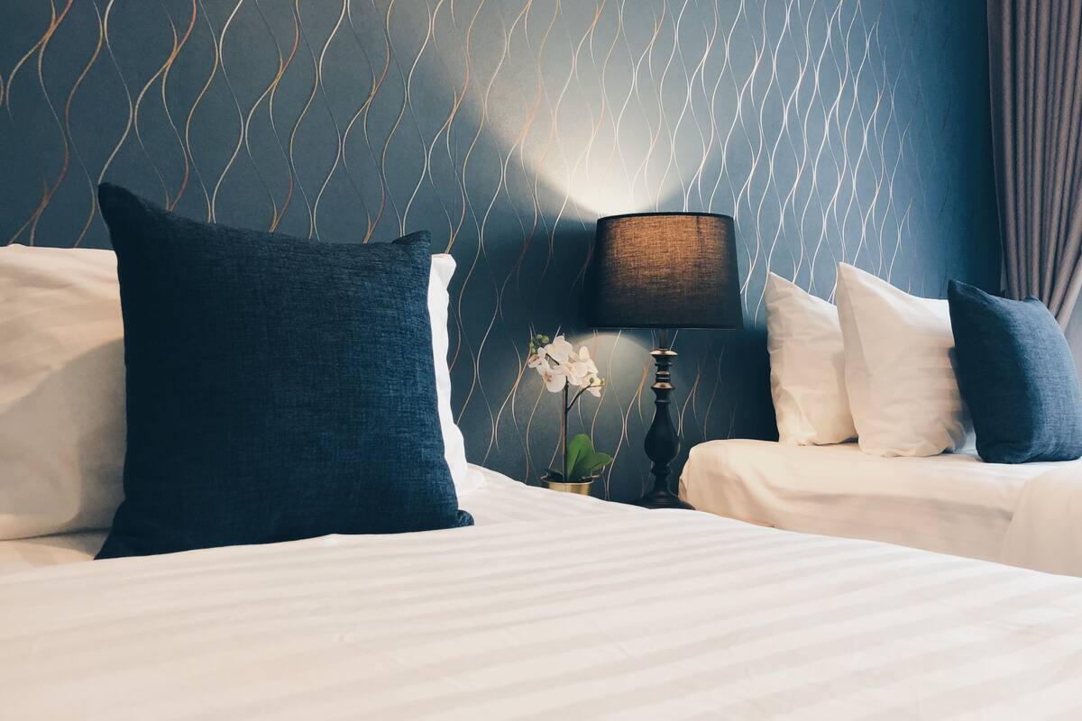 Luxe beddengoed, verduisterende gordijnen, een strijkplank/strijkijzer