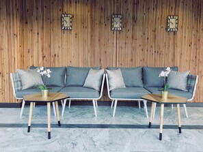 Lobby sitting area - The Tamnan Pattaya Hotel & Resort (Pattaya)